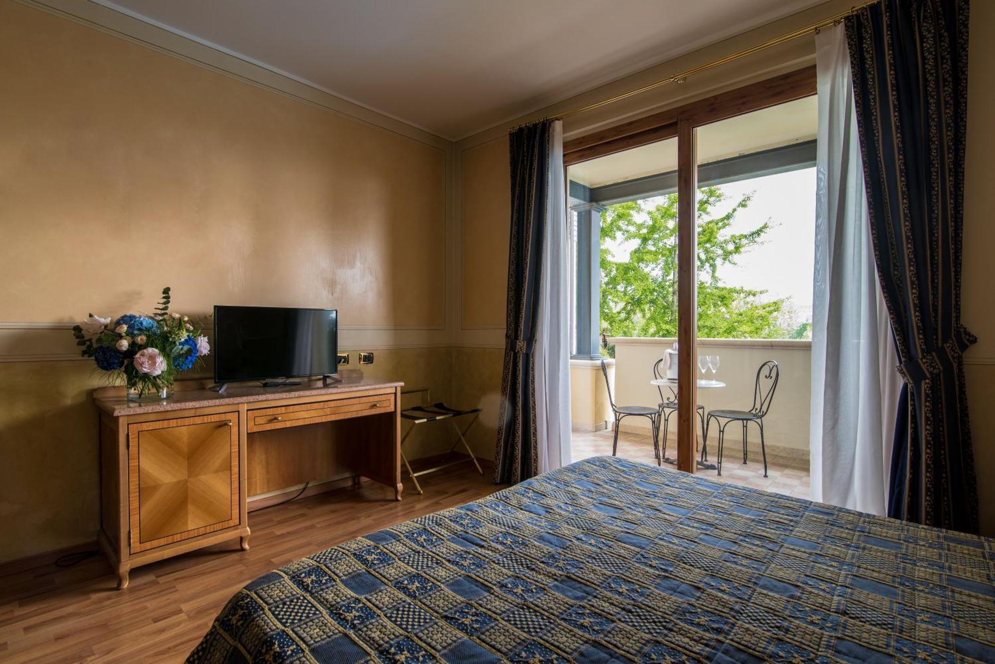 Hotel Porta Del Sole โซยาโน เดล ลาโก ภายนอก รูปภาพ